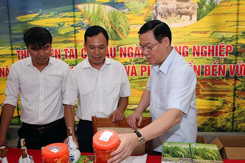 Làm OCOP: “Hãy gắn sao vào lòng dân”