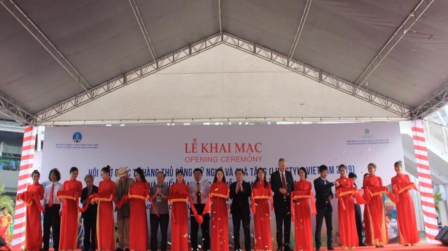 Lễ khai mạc Triển lãm Quốc tế Mỗi xã một sản phẩm phối hợp cùng Hiệp hội Hàng Thủ công mỹ nghệ Việt Nam