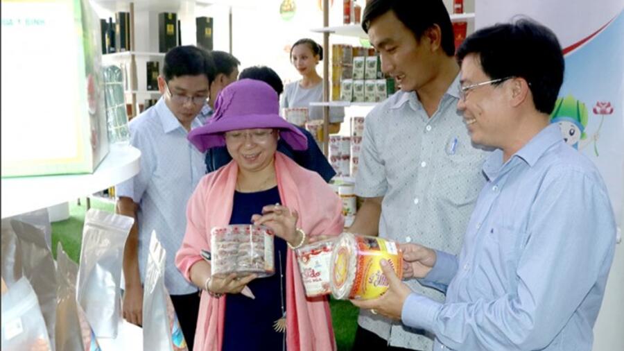 Hơn 70 học viên là cán bộ quản lý cấp tỉnh, huyện trên địa bàn Hà Tĩnh  vừa được tập huấn nâng cao kiến thức về Chương trình OCOP