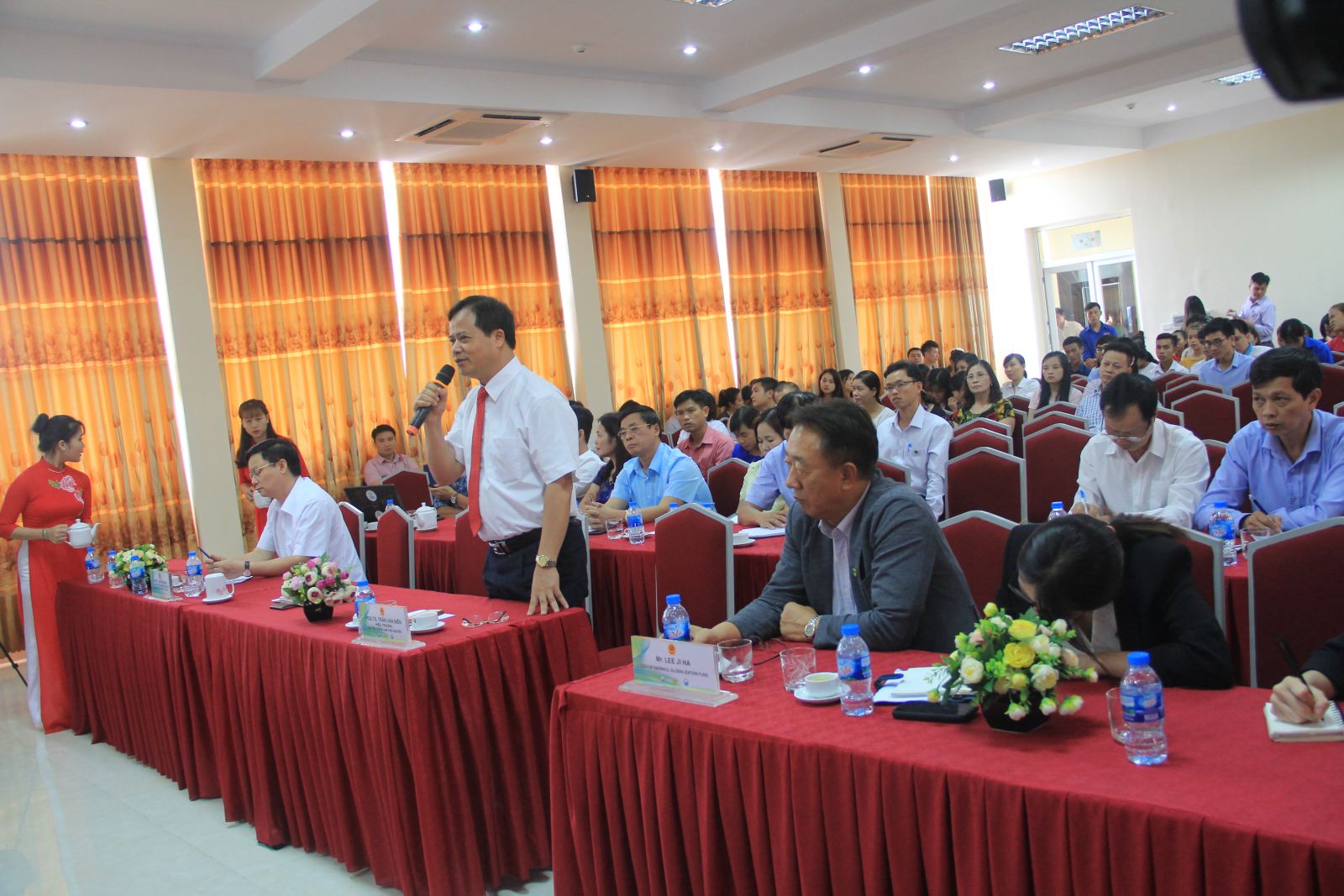 Hiệu trưởng Trần Văn Điền chia sẻ tại Tọa đàm
